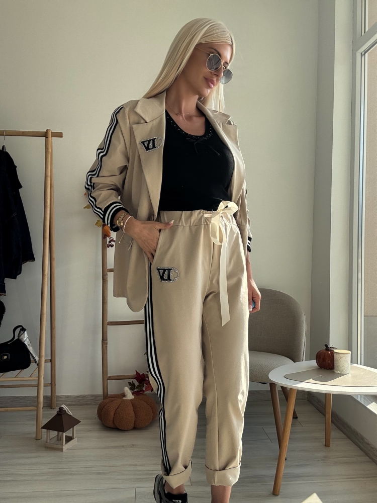 Бежов комплект сако и панталон кант