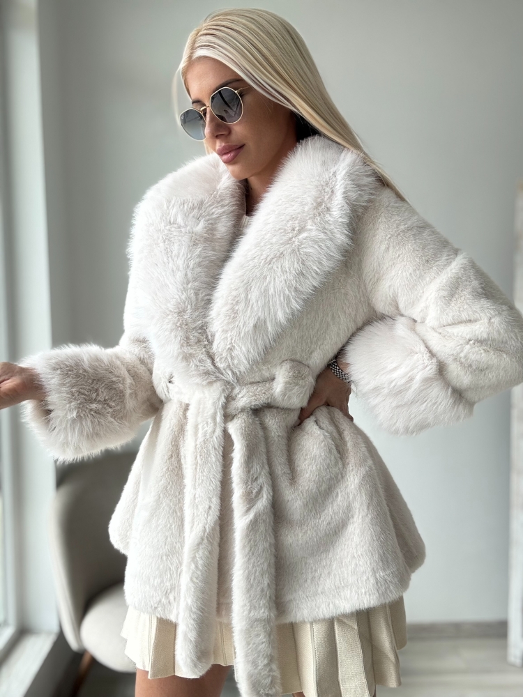 Бяло палто без качулка