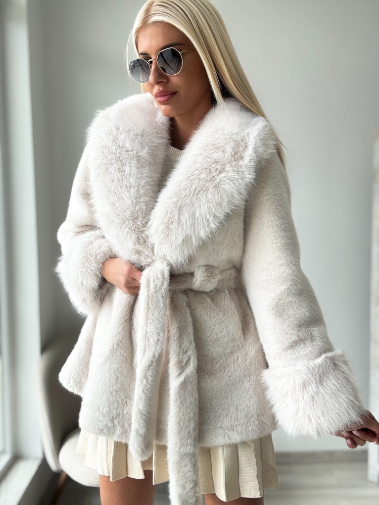 Бяло палто без качулка