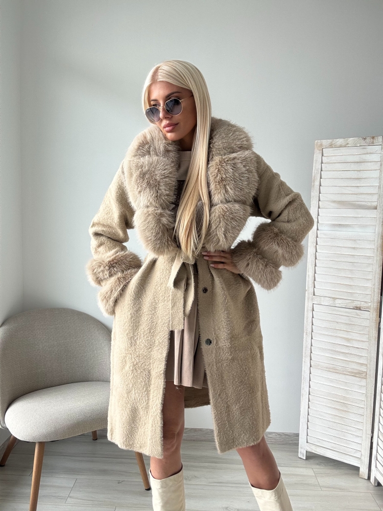 Жилетка с пух на ръкава 