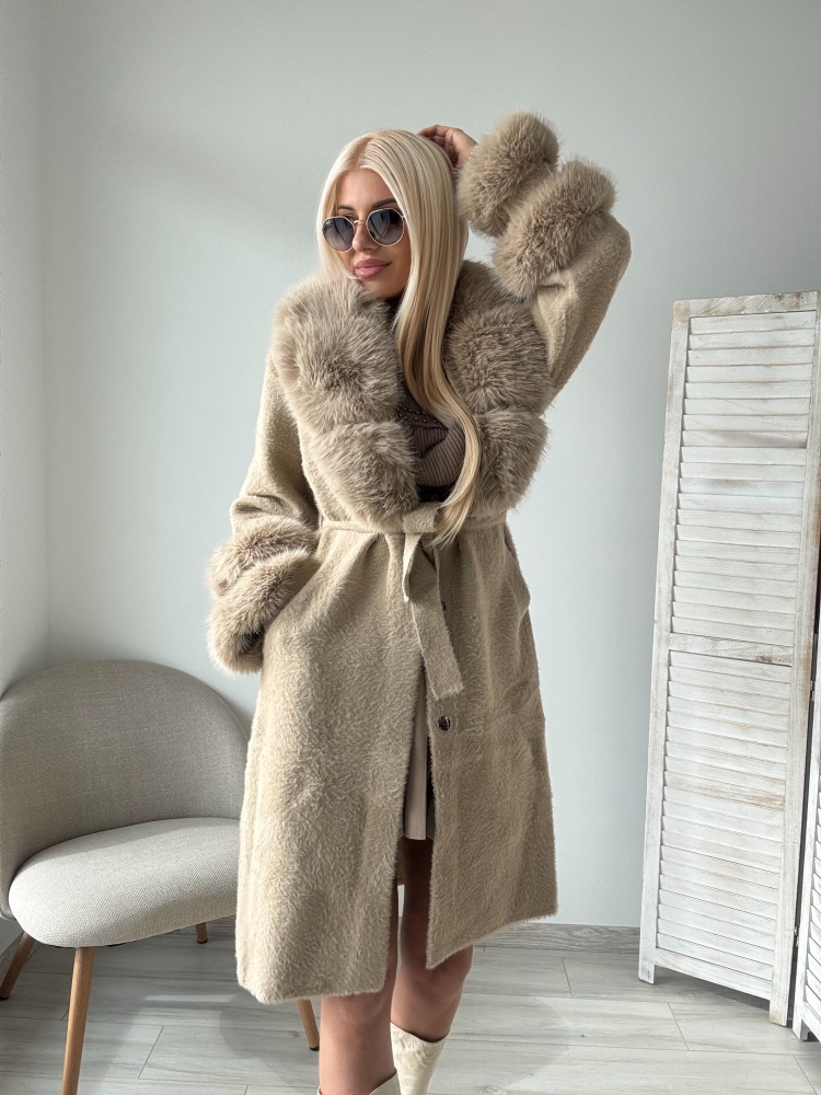 Жилетка с пух на ръкава 