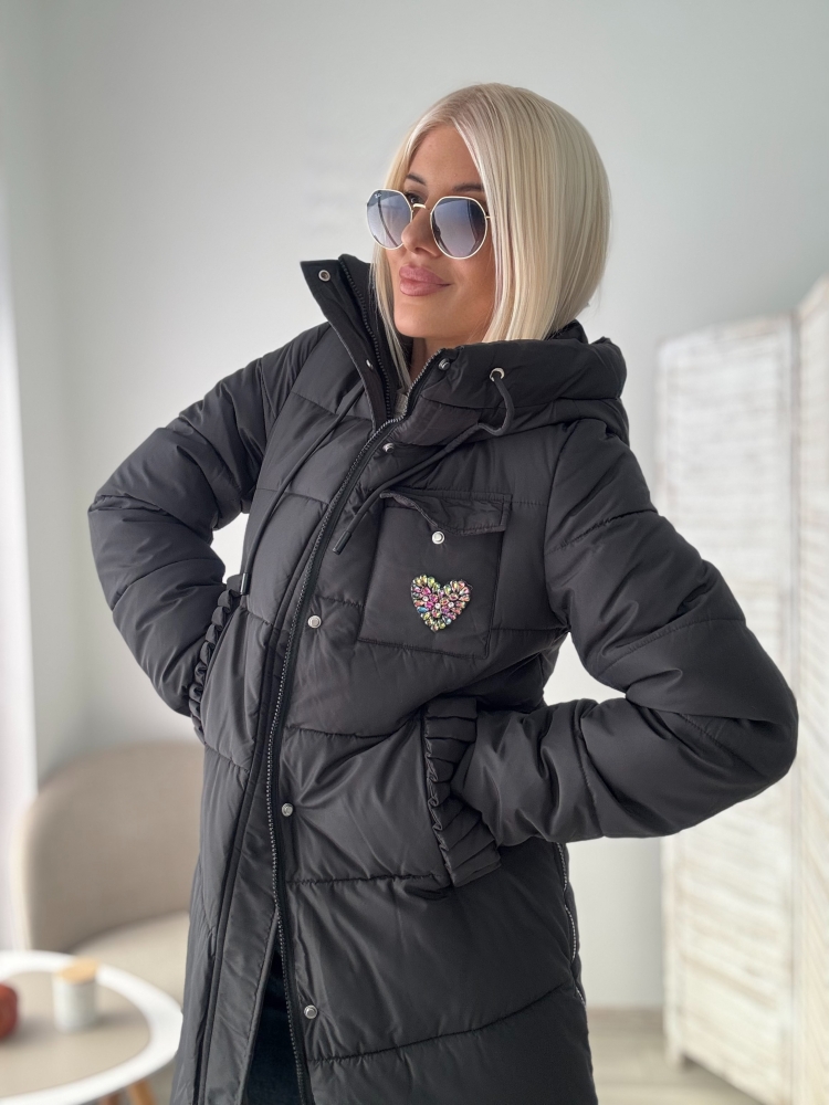 Черно яке с камъни сърце