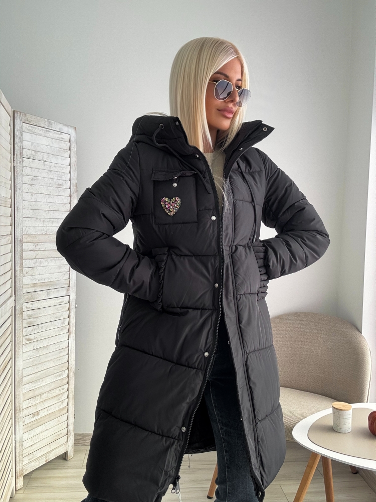 Черно яке с камъни сърце