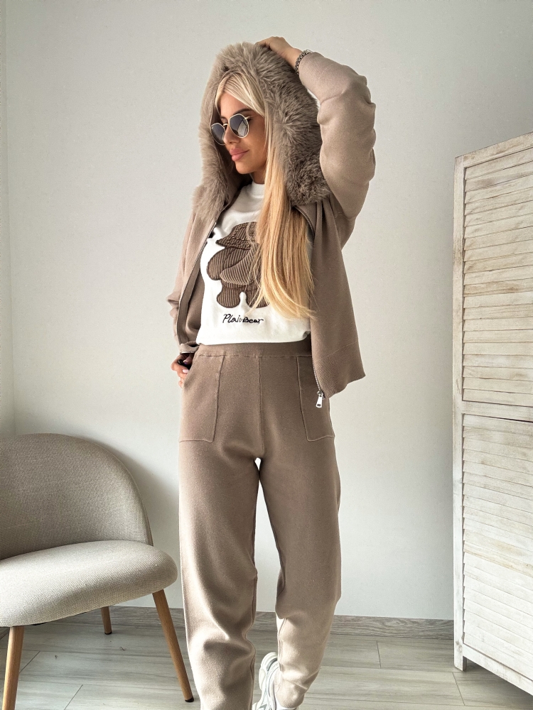 Бежов комплект с пухкава качулка