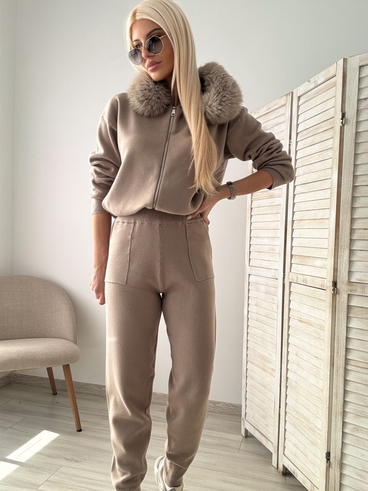 Бежов комплект с пухкава качулка