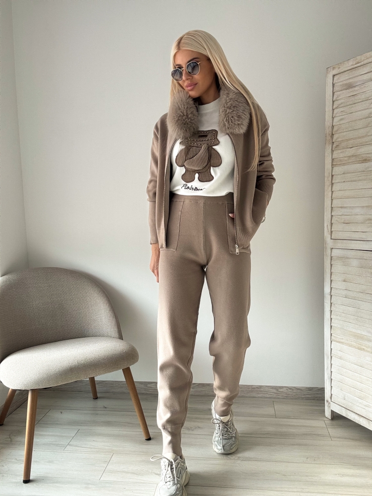 Бежов комплект с пухкава качулка