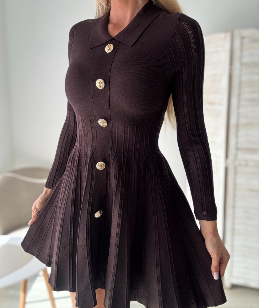 Кафява рокля със златни копчета