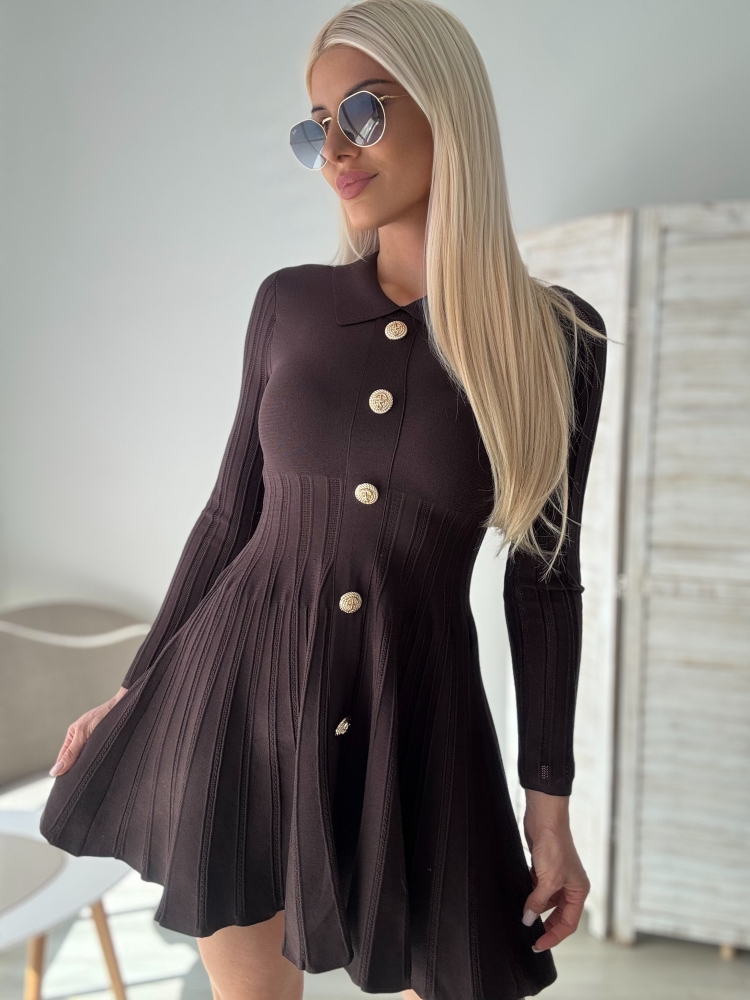 Кафява рокля със златни копчета