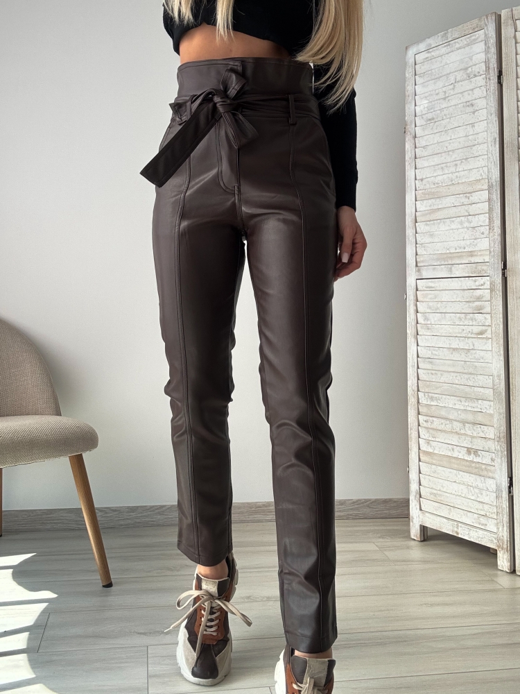 Кафяв кожен панталон с ръб