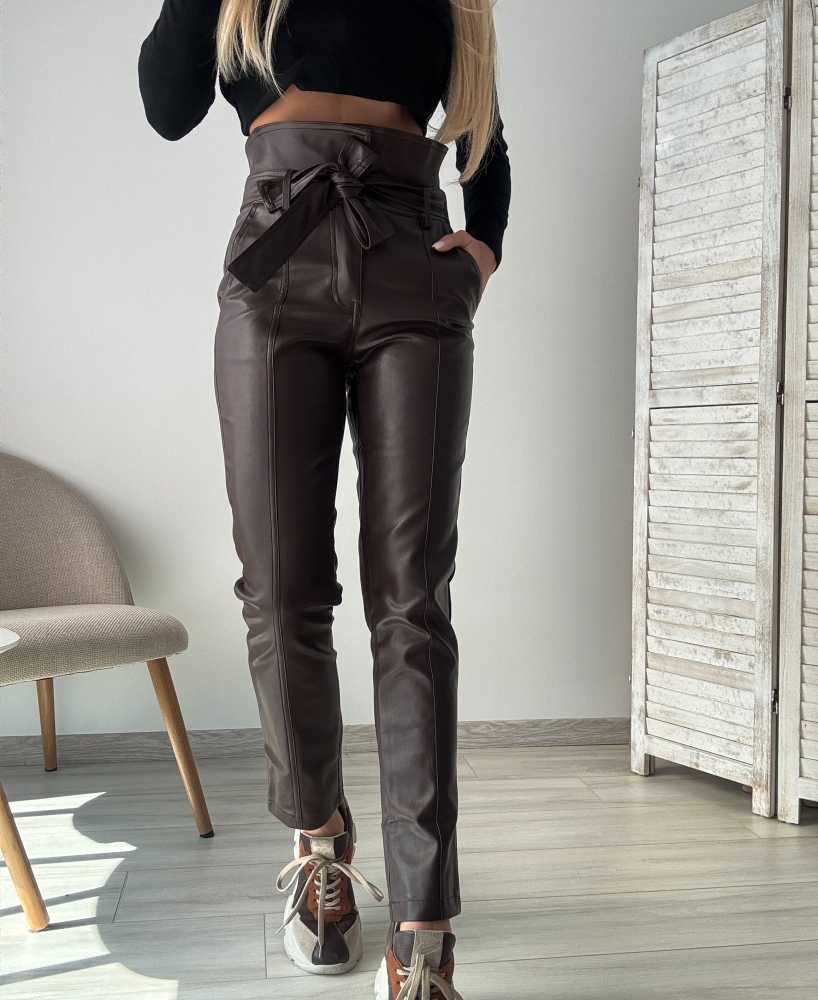 Кафяв кожен панталон с ръб