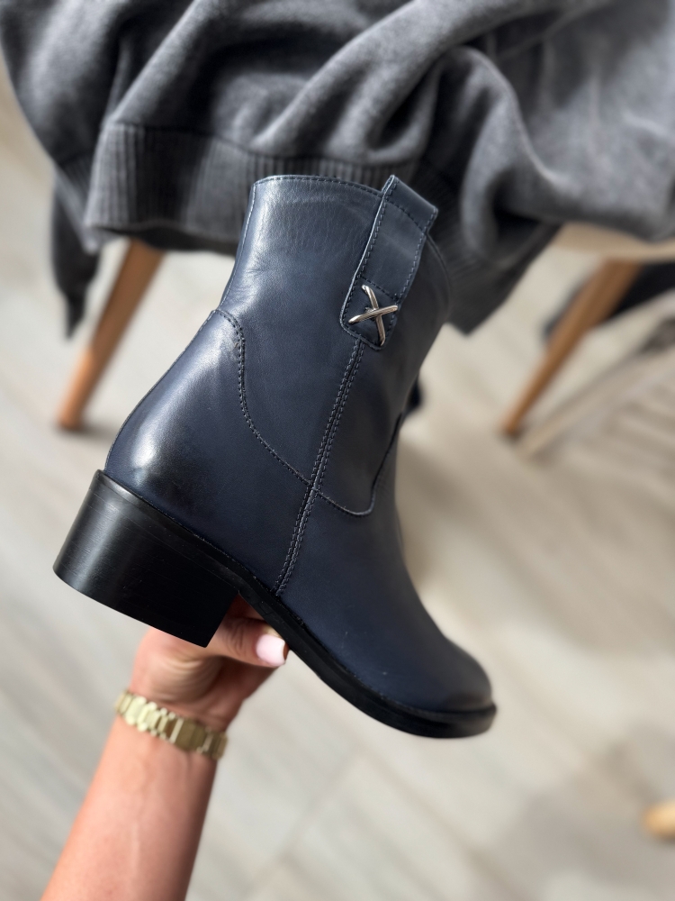 Графитено сини боти на ток