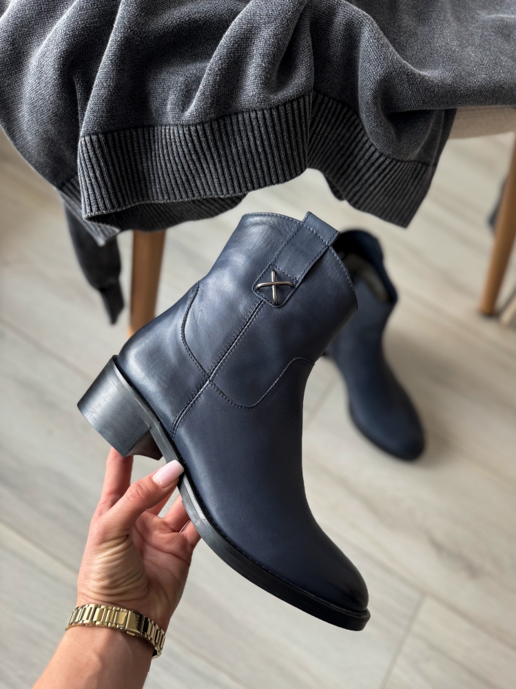 Графитено сини боти на ток