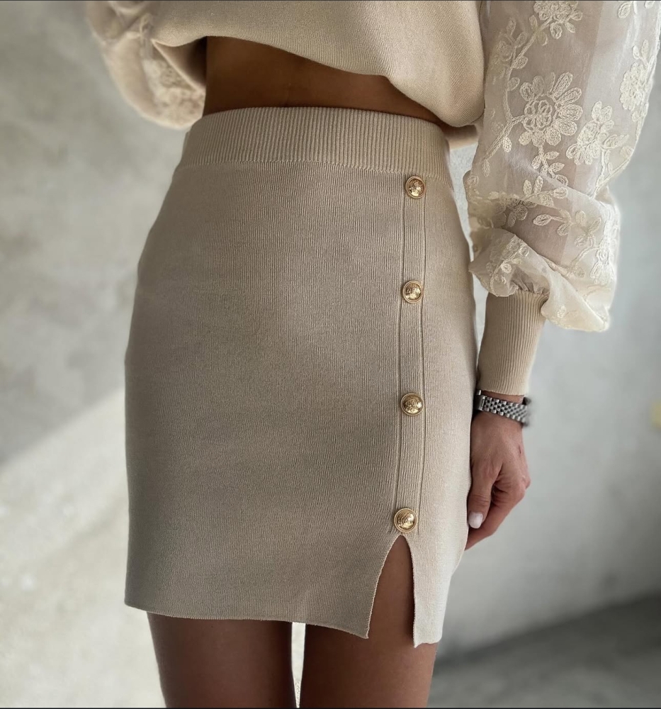 Пола екрю със златни копчета