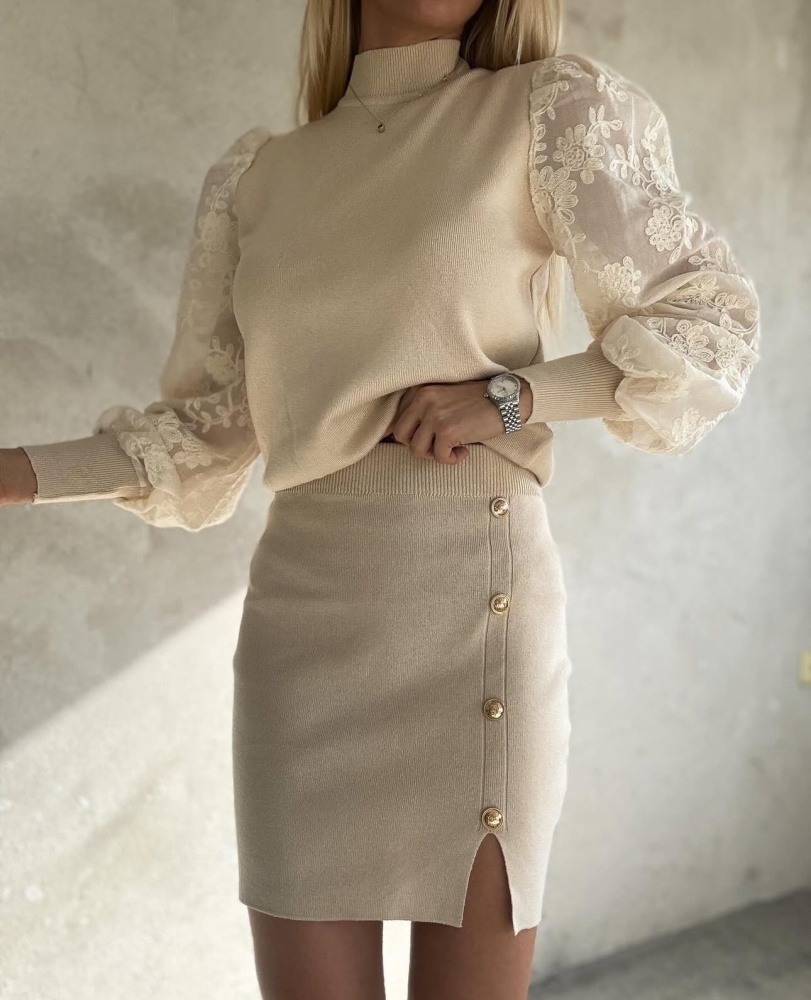 Пола екрю със златни копчета