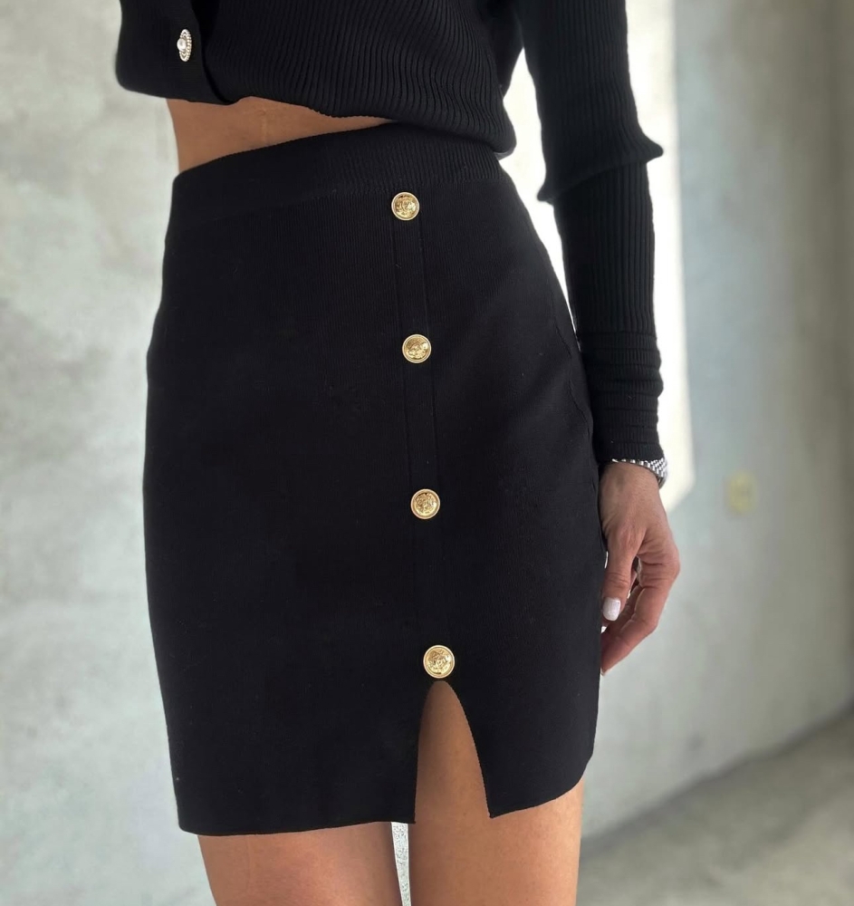 Черна пола със златни копчета