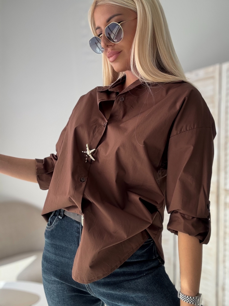 Кафява риза с брошка
