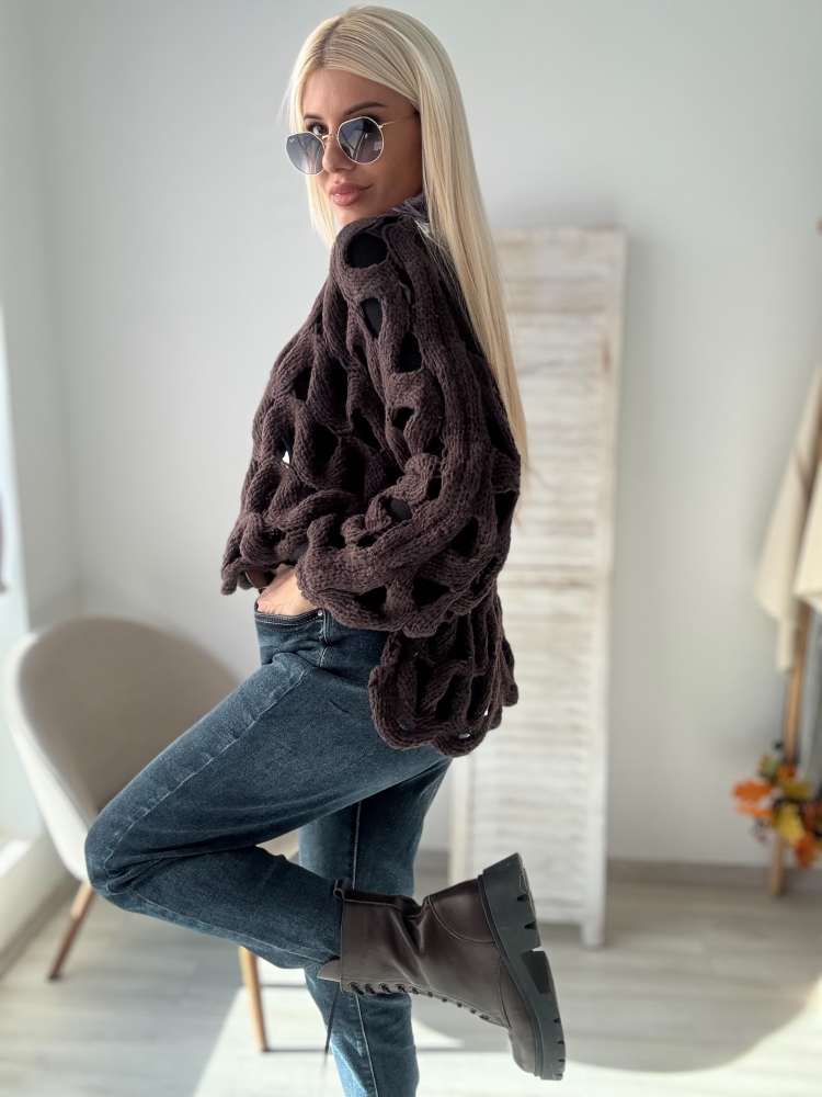 Кафяв пуловер на дупки 