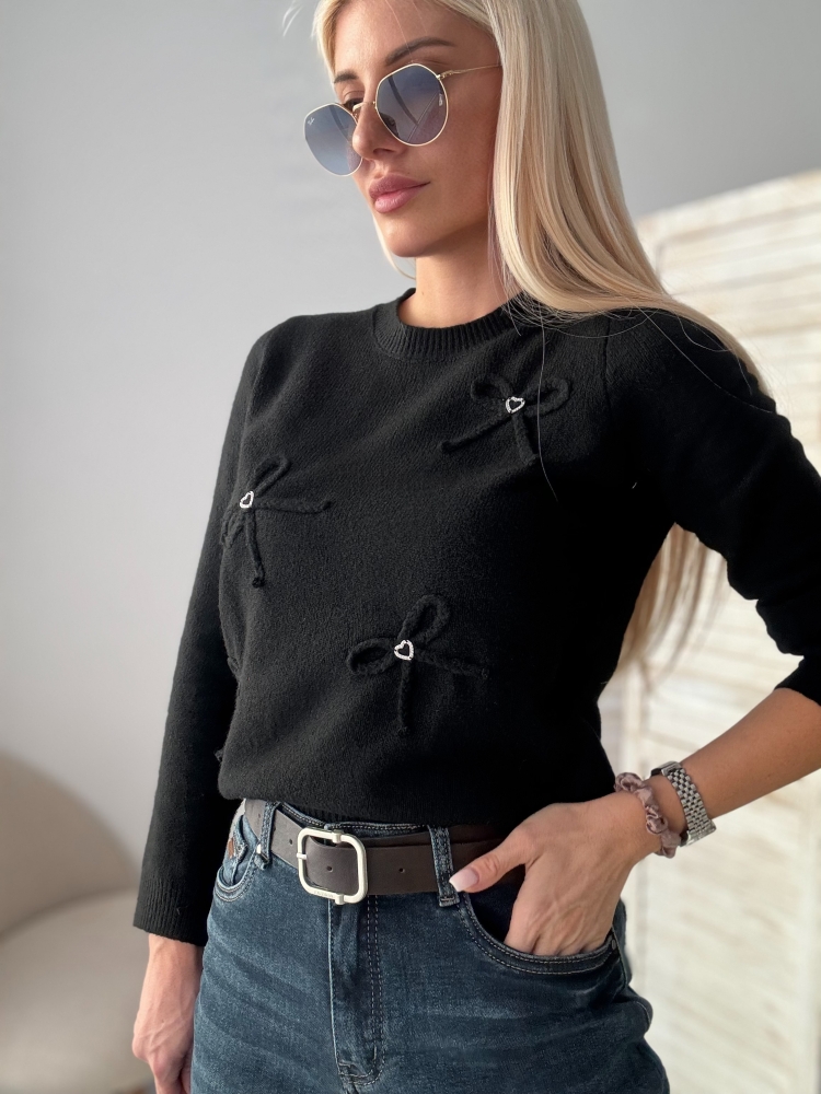 Черен пуловер с панделки и камъни