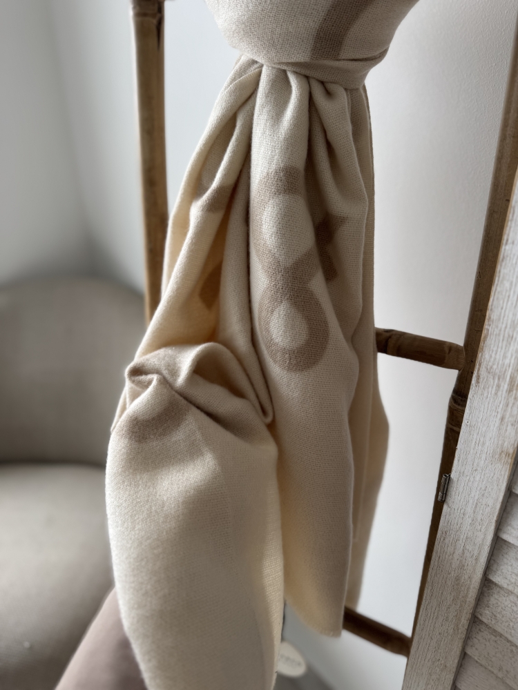 Шал екрю с мока букви