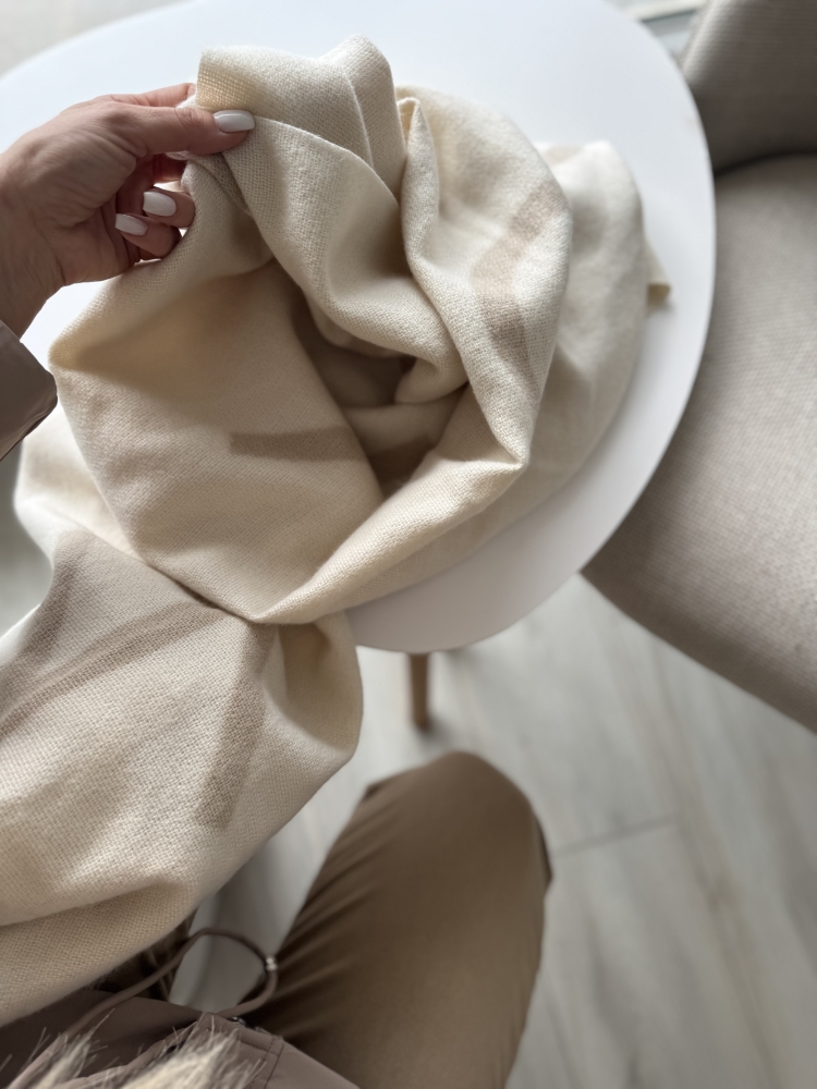 Шал екрю с мока букви