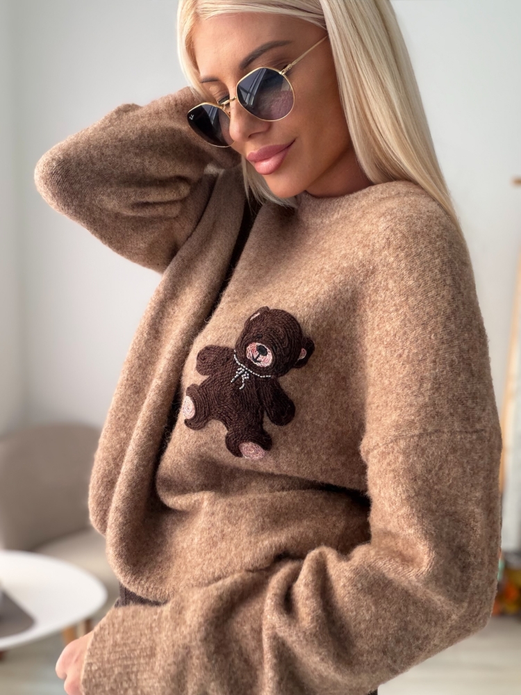 Пуловер камел с малко мече