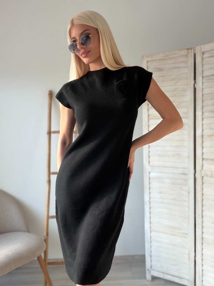 Черна рокля с цвете брошка