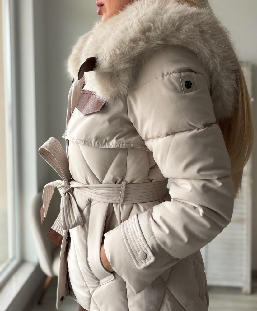 Яке в екрю Ava