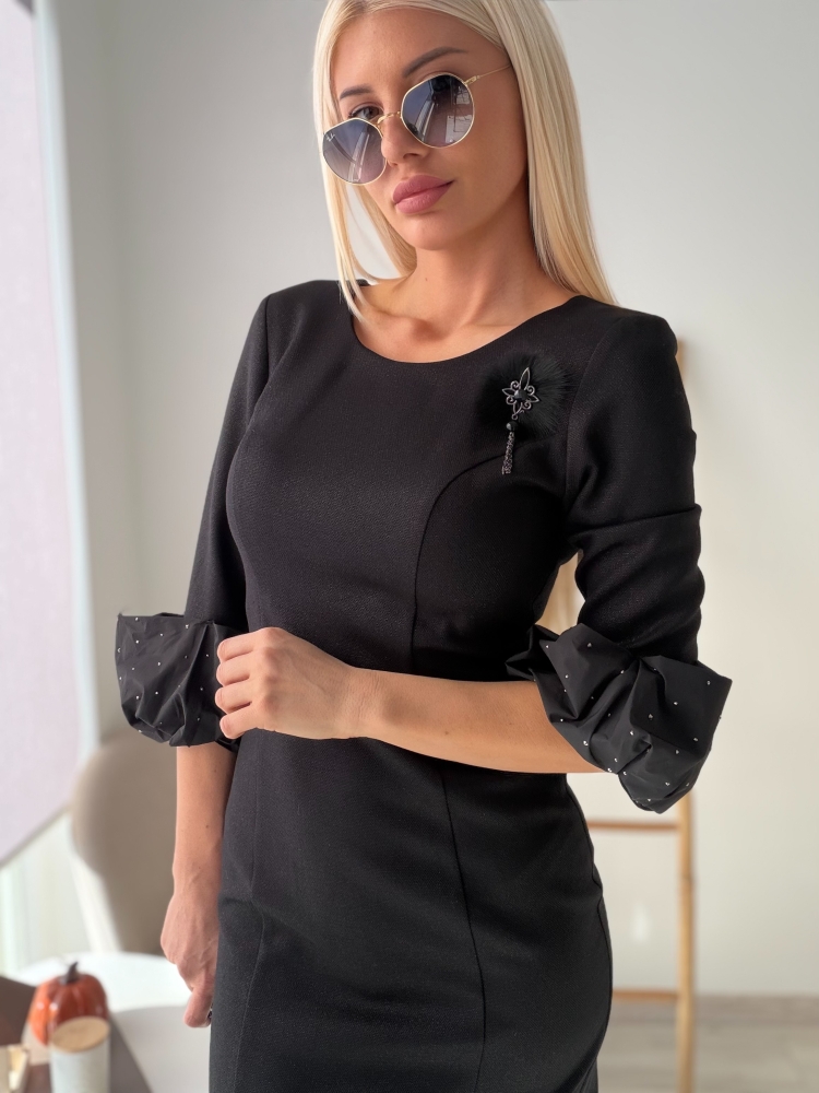 Черна рокля с брошка и камъни