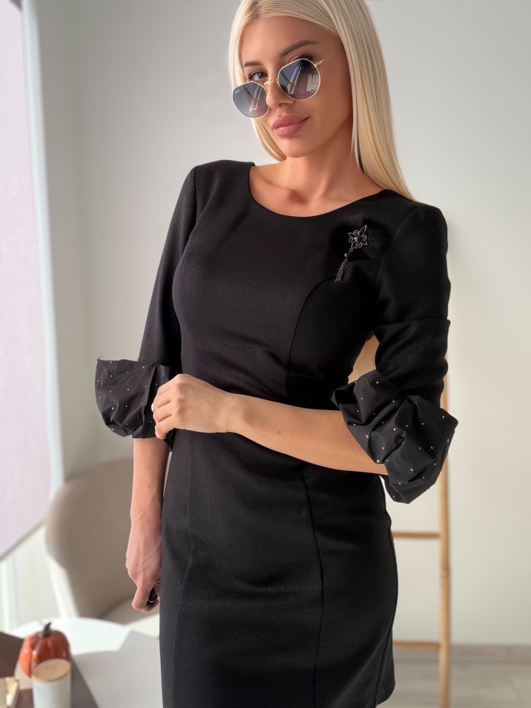 Черна рокля с брошка и камъни