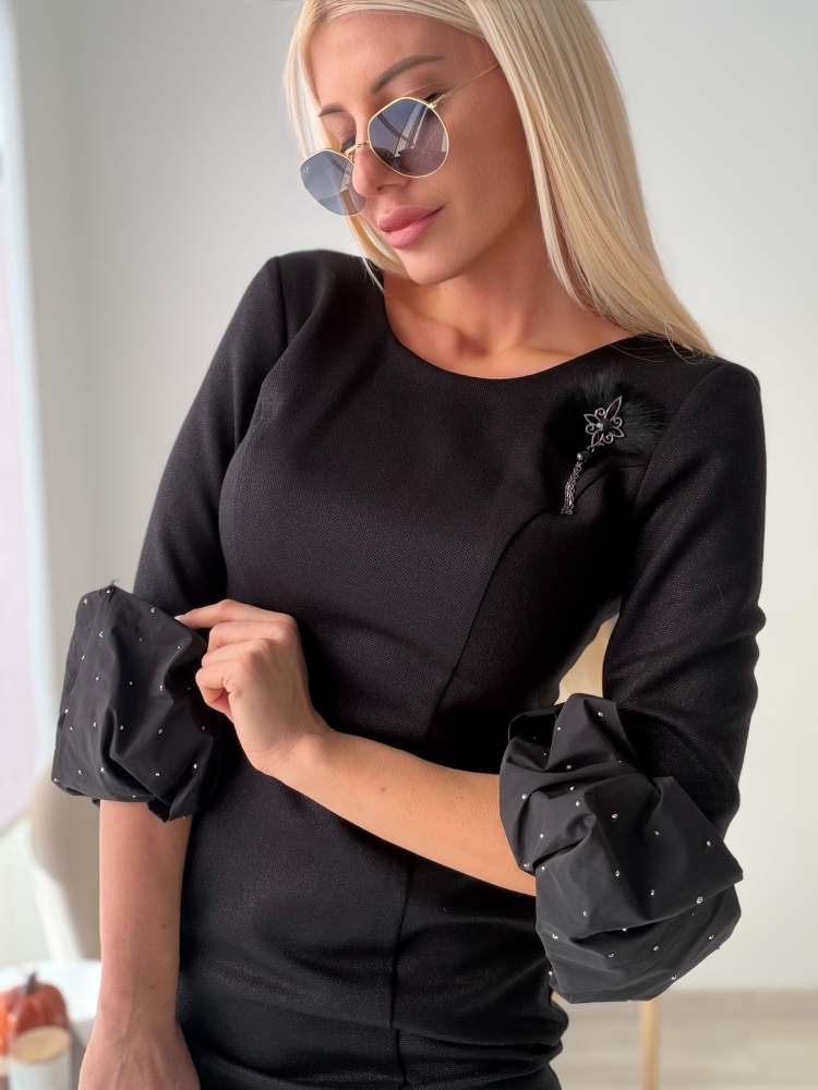 Черна рокля с брошка и камъни