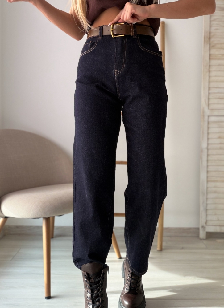 Прави дънки индиго с кафяв колан 