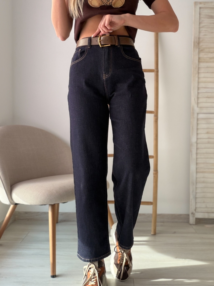 Прави дънки индиго с кафяв колан 