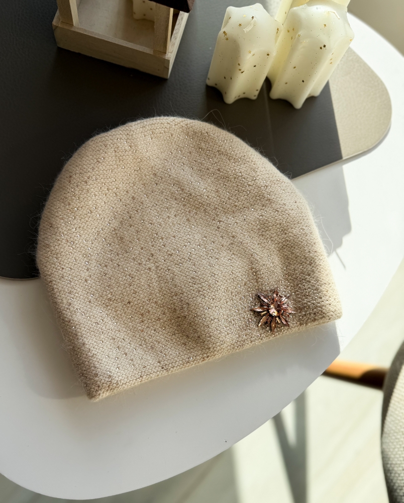 Шапка с камъни в екрю