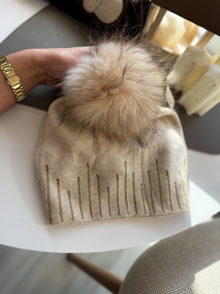 Шапка екрю с естествен пух