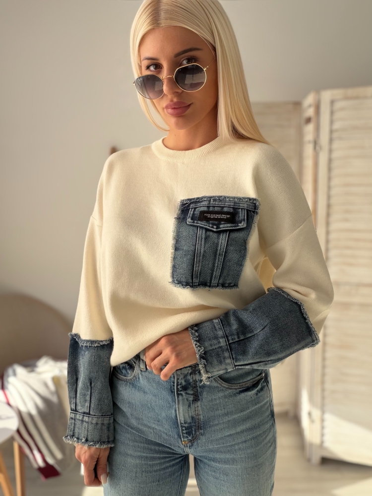 Пуловер екрю с деним елементи