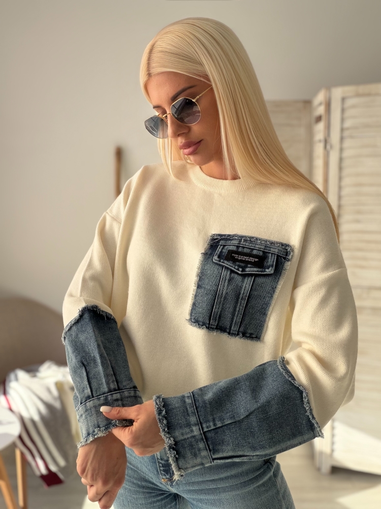 Пуловер екрю с деним елементи