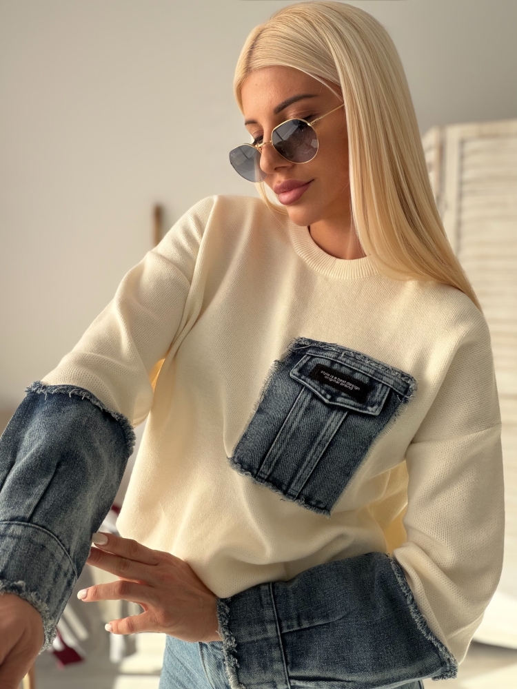 Пуловер екрю с деним елементи