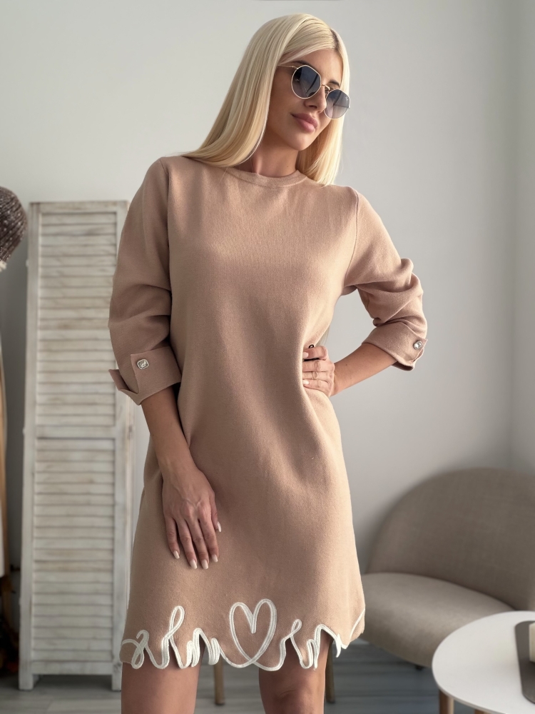 Бежова рокля плетиво с надписи