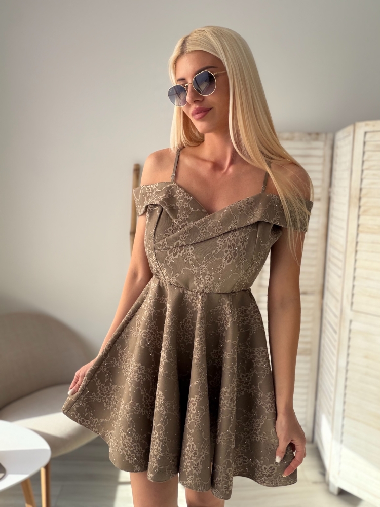 Разкроена рокля с камъни камел