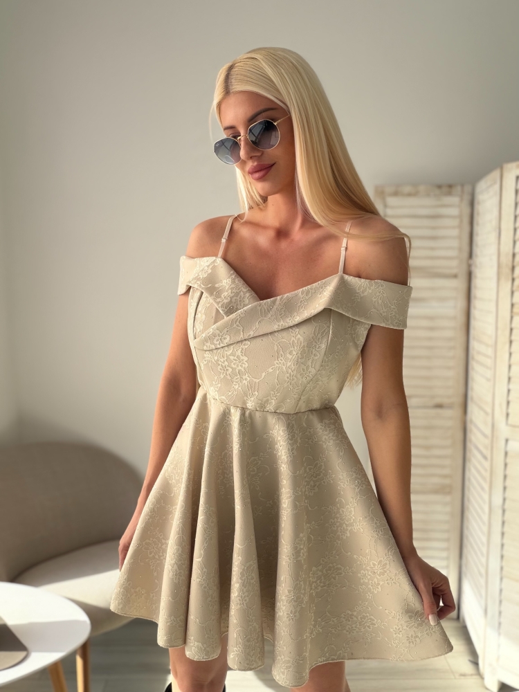 Разкроена рокля екрю с камъни