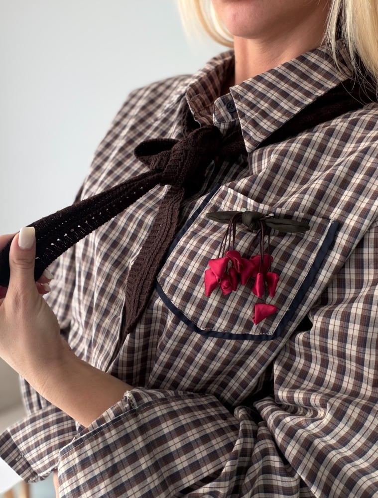 Карирана риза с рози брошка