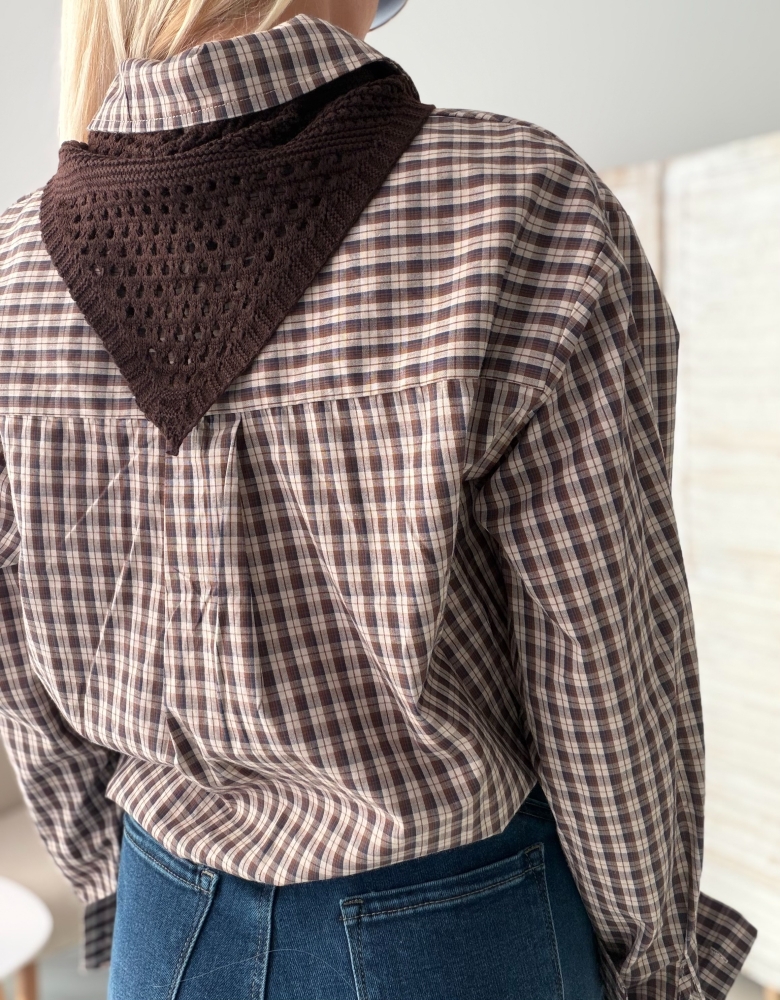 Карирана риза с рози брошка