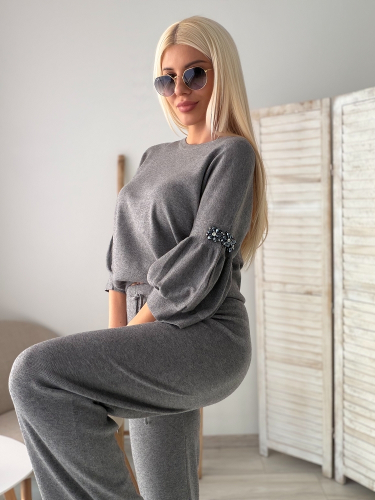 Сив комплект с камъни на ръкава