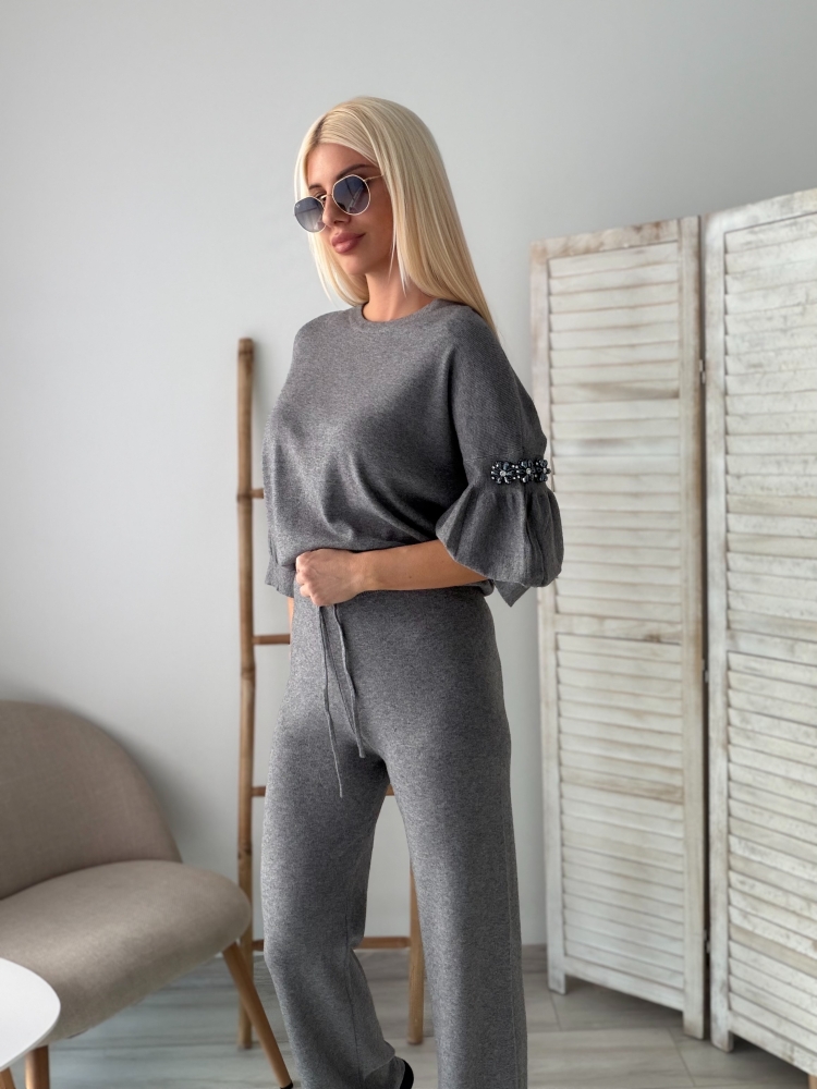 Сив комплект с камъни на ръкава