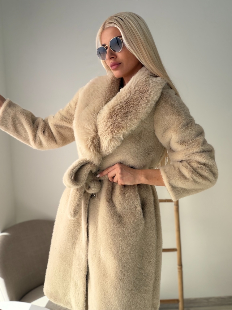 Бежово дълго пухкаво палто