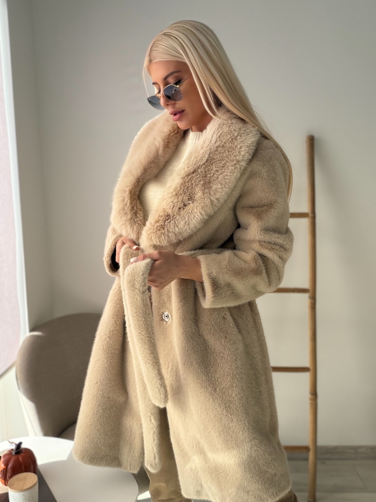 Бежово дълго пухкаво палто