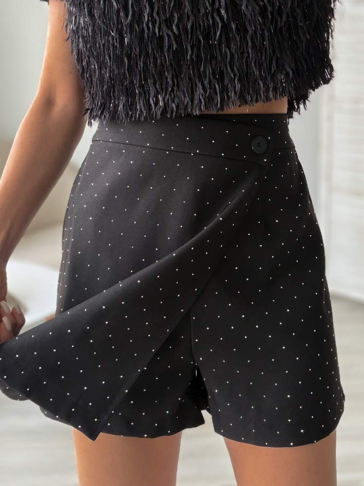 Пола панталон с камъни