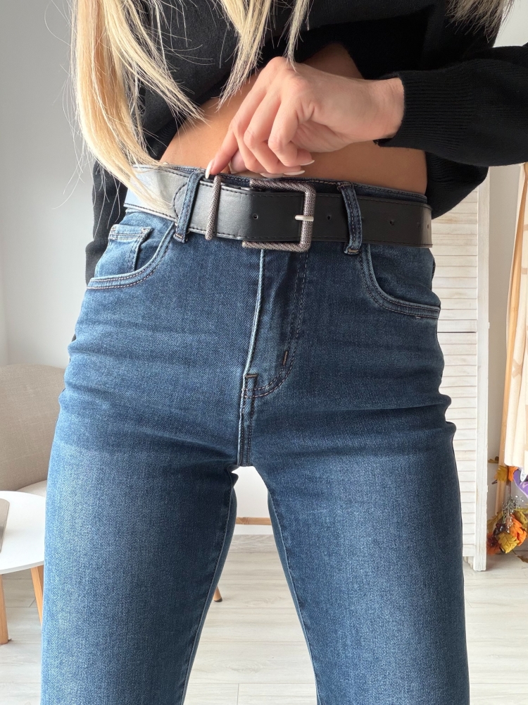 Сини дънки мамфит с черен колан