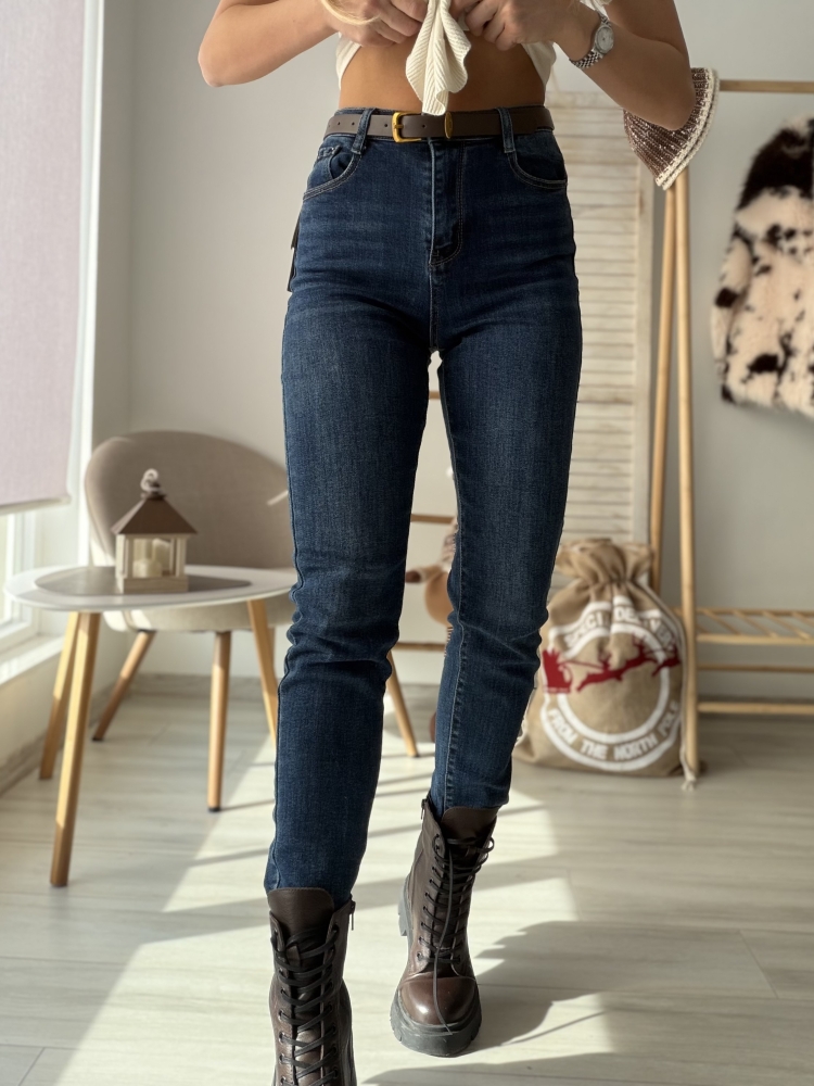 Дънки по тялото с кафяв колан