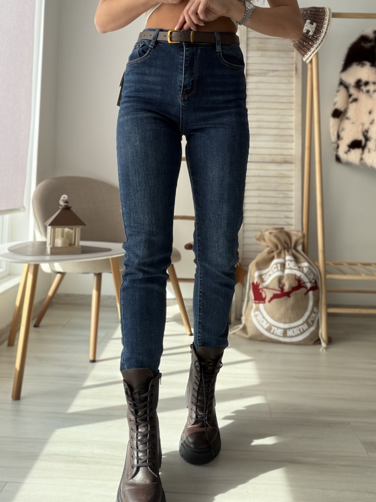 Дънки по тялото с кафяв колан